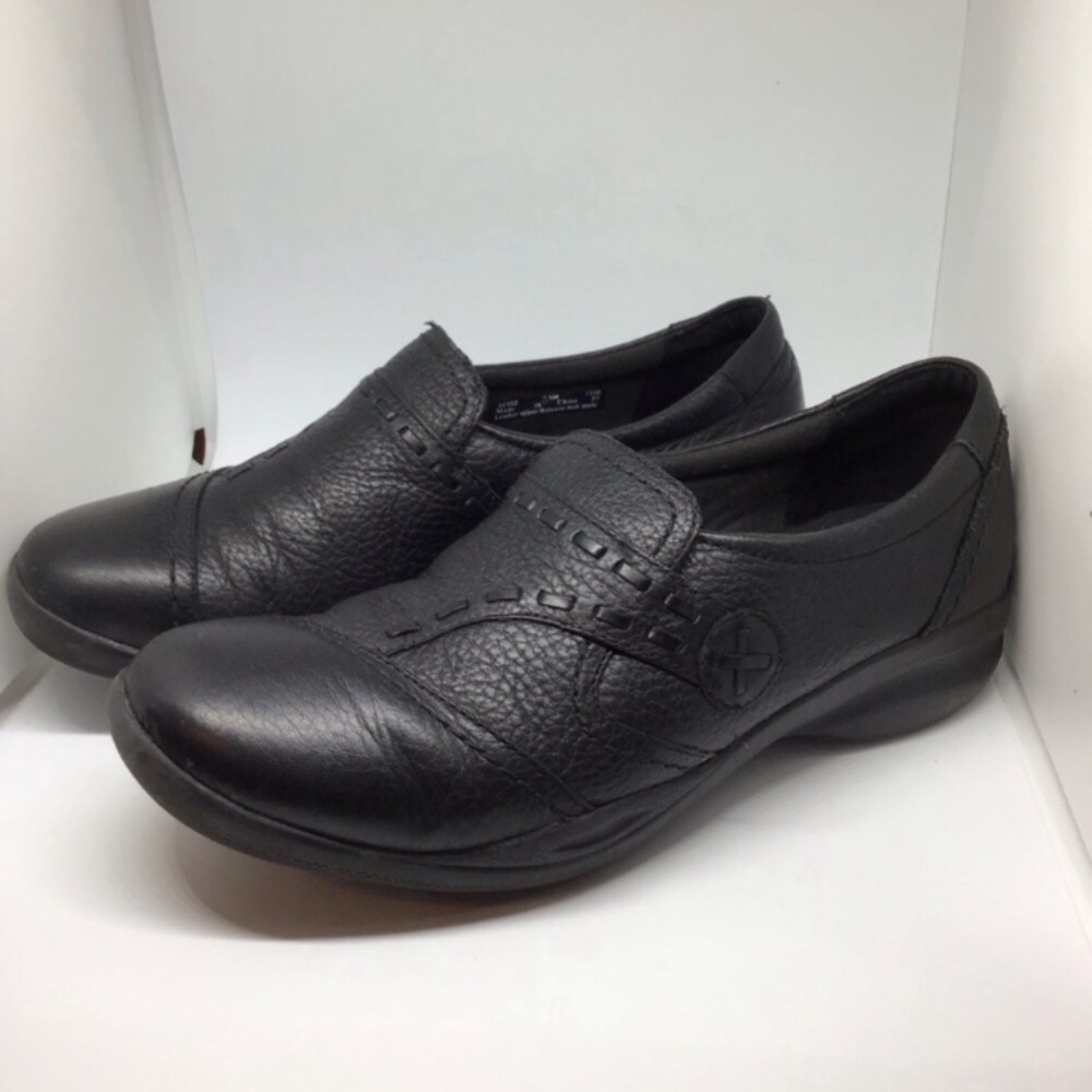 Clarks in-motion leather slip on loafers size 7.5M
